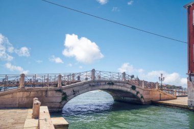 İtalya 'da Venedik' te bir nehir kanalı üzerinde köprü Yazın mavi bir gökyüzünün altında