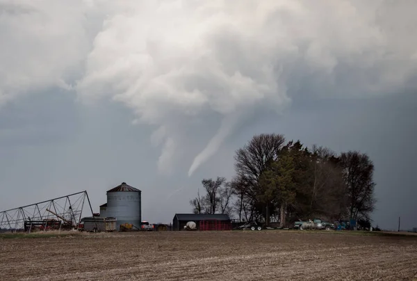 田舎の農場の後ろの嵐の雲から竜巻が到達します — ストック写真