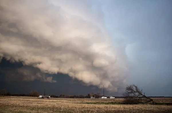 Uma Enorme Tempestade Com Uma Nuvem Prateleira Aproxima Rapidamente Sobre — Fotografia de Stock