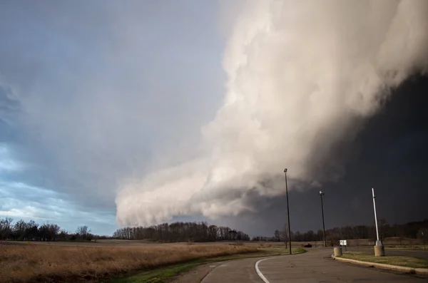Immense Shelf Cloud Severe Thunderstorm Approaches Rapidly Road Streetlights Foreground — Stock Photo, Image