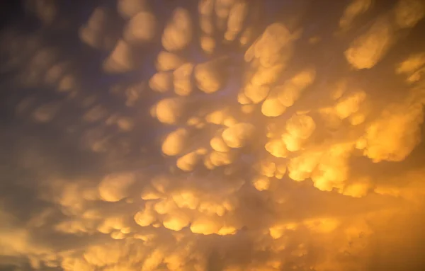 Mammatuswolken Himmel Bei Sonnenuntergang Nach Einem Schweren Gewitter — Stockfoto