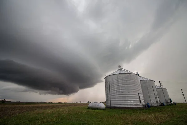 Een Supercel Onweer Doemt Lucht Met Boerderijgebouwen Voorgrond — Stockfoto