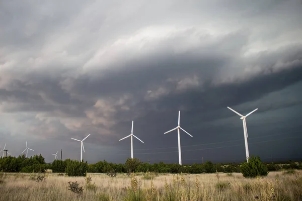 暴風雨と棚雲が風力発電所に接近 — ストック写真