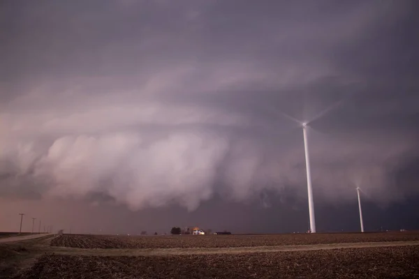 Větrné Turbíny Rychle Otáčejí Jak Venkově Blíží Velký Bouřkový Mrak — Stock fotografie