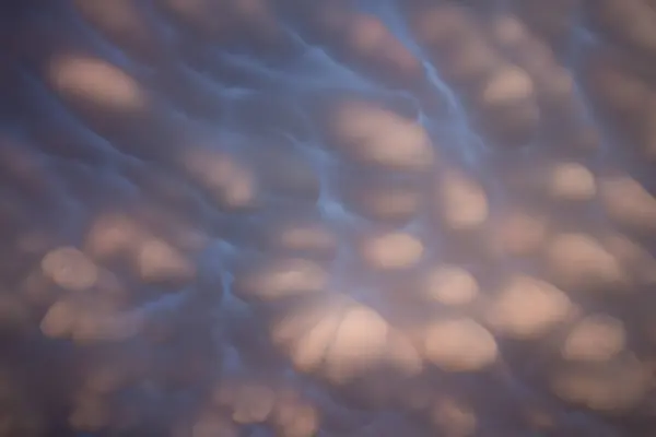 空のオーバーヘッドのマンモス雲は 別の世界的なディスプレイを作成します 太陽からの光はそれらにピンクの色を与えます — ストック写真