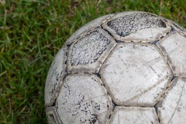Futbol sahasının yeşil çimlerinde fotokopi alanı olan futbol topu.
