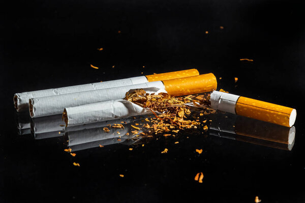 Всемирный день без табака, сломанная сигарета на черном фоне. Не курить
.