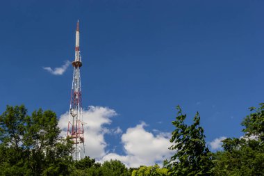 Telekomünikasyon kulesi mavi gökyüzünde antenli cep telefonu için. Sözleşmeli cep telefonlarının dağıtım işlevi.