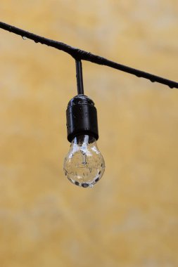 Duvarın arka planında elektrik ampulü var. Sokak dekoru. Elektrik tasarrufu kavramı.