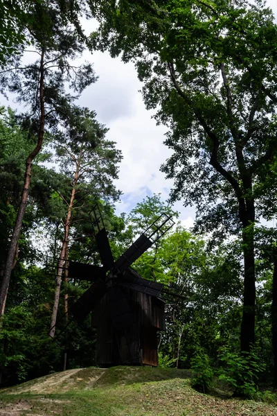 乌克兰村庄里的一个旧木磨 森林中的历史建筑特写 — 图库照片