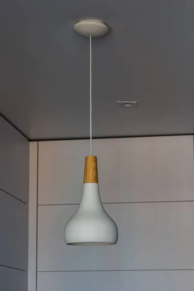 美しい現代の天井ランプ電球は家のための装飾を形成し テキスト用のコピースペースと壁の背景に住んでいます コンセプト構築 インテリア現代 — ストック写真
