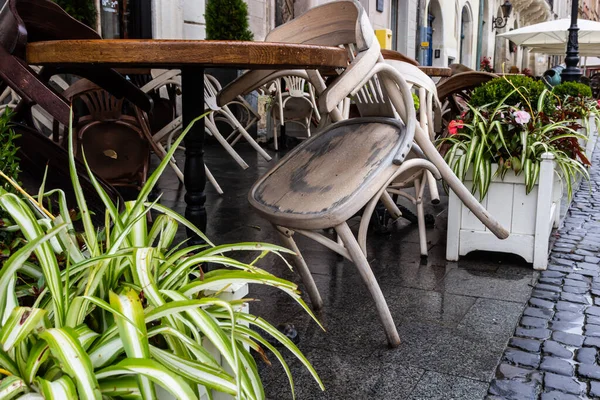 Mesa Madeira Molhada Vazia Cadeiras Terraço Cafetaria Livre Durante Chuva — Fotografia de Stock