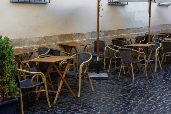 Empty Wet Wooden Table Chairs Terrace Outdoor Cafeteria Rain Street — Stock Photo, Image