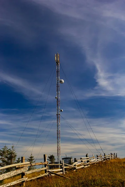 라디오 극초단파 텔레비 안테나 장치가 하늘을 배경으로 안테나 지면에서 바라본 — 스톡 사진