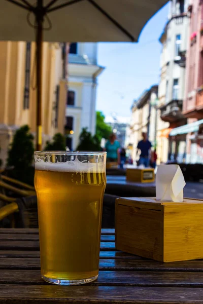 Cooled Glass Beer Wooden Table Blurred Summer Street Cafe Background — Stockfoto