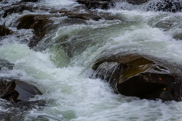 Stromschnellen Von Gebirgsflüssen Mit Schnellem Wasser Und Großen Felsbrocken Schnelles — Stockfoto