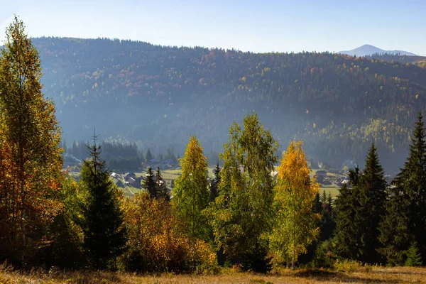 Vackert Höstlandskap Fantastisk Höstutsikt Över Fjälldalen Underbar Morgon Scen Bergsbyn — Stockfoto