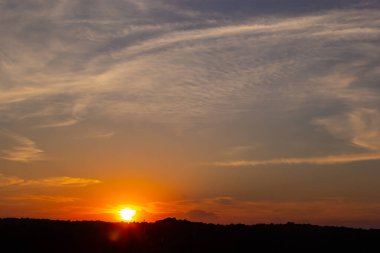 Günbatımı gökyüzü çok renkli bulutlarla. Dramatik alacakaranlık arkaplanı.