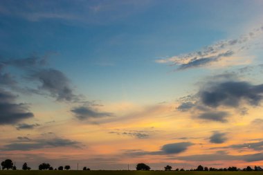 Günbatımı gökyüzü çok renkli bulutlarla. Dramatik alacakaranlık arkaplanı.