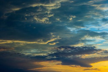 Gökyüzündeki bulutlar güneş tarafından aydınlatılıyor yaz akşamı. arkaplan.