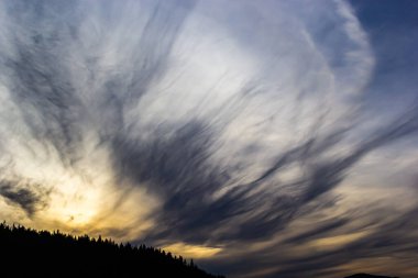 Günbatımı gökyüzü çok renkli bulutlarla. Dramatik alacakaranlık arkaplanı.