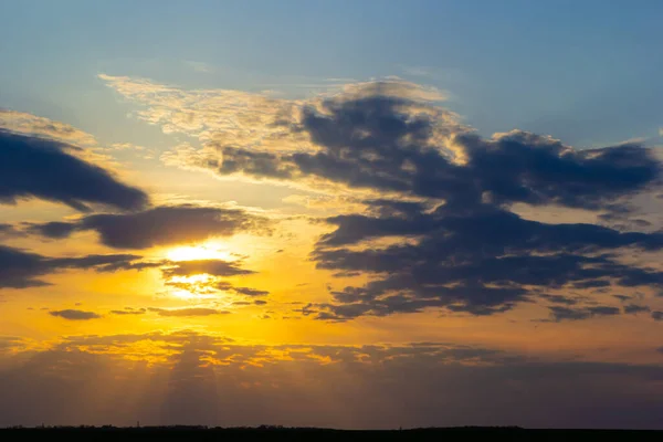 Céu Por Sol Com Nuvens Multicoloridas Dramático Crepúsculo Céu Fundo — Fotografia de Stock