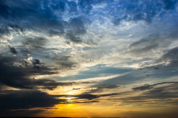 Céu Por Sol Com Nuvens Multicoloridas Dramático Crepúsculo Céu Fundo — Fotografia de Stock