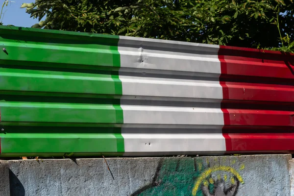 意大利金属集装箱图案背景上国旗的概念 — 图库照片