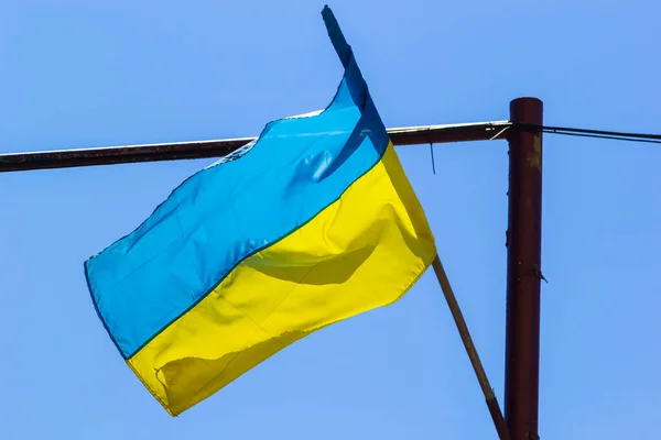 Nationell Flagga Ukraina Mot Blå Himmel Blåser Vinden — Stockfoto