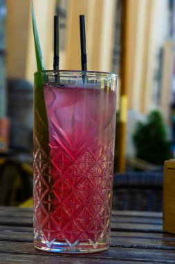 Yaz günü bir sokak kafesinin ahşap masasında alkolsüz kokteyl. Sıcakta soğuk içecekler.