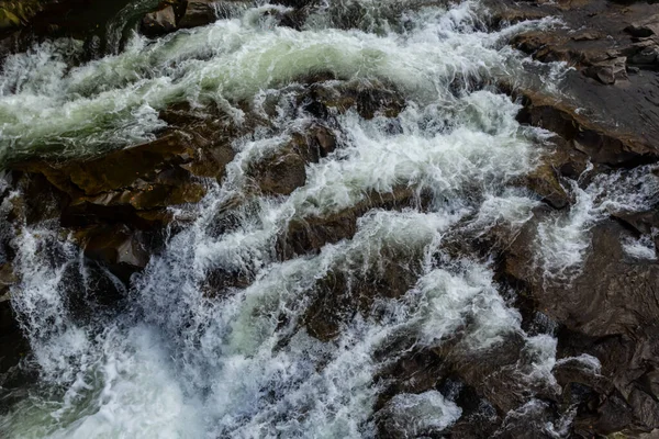 Hızlı Büyük Kaya Kayaları Olan Dağ Nehirleri Lkbaharda Bir Dağ — Stok fotoğraf