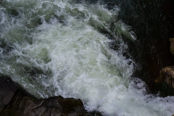 Stromschnellen Von Gebirgsflüssen Mit Schnellem Wasser Und Großen Felsbrocken Schnelles — Stockfoto