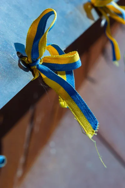 Wstążki Żółtymi Niebieskimi Kolorami Ukrainy Podczas Pokojowej Demonstracji Przeciwko Wojnie — Zdjęcie stockowe