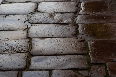 Çakıl taşı yolu. Gri kaldırım taşı dokusu, klasik yol yüzeyi..