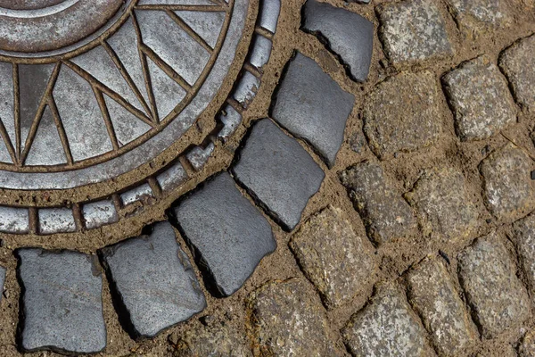 Старый Металлический Канализационный Люк Посреди Дороги Выложен Гладкого Мощеного Камня — стоковое фото