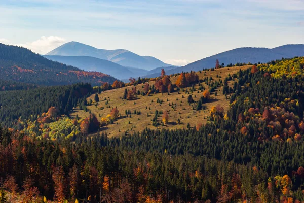美しい秋の景色 山の谷の素晴らしい秋の景色 山の村 カルパティア ウクライナ ヨーロッパの豪華な朝のシーン 美しい秋の風景 — ストック写真