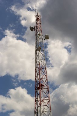 Telekomünikasyon kulesi mavi gökyüzünde antenli cep telefonu için. Sözleşmeli cep telefonlarının dağıtım işlevi.