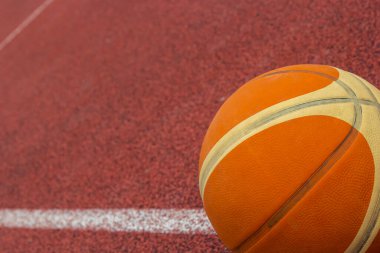 Turuncu top spor sahasında yatıyor. Kırmızı kort açık havada. Anlaşıldı..