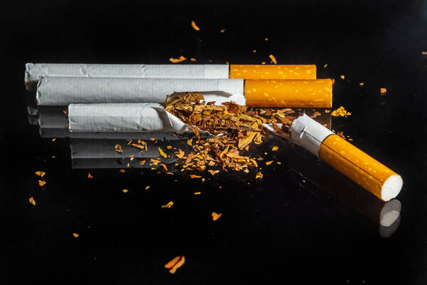Всемирный день без табака, сломанная сигарета на черном фоне. Не курить
.