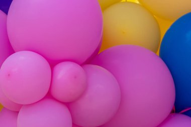 Soyut arka plan olarak parlak ve renkli hava balonları. renkli balonlar, kutluyor.