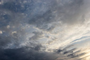 Gökyüzündeki bulutlar güneş tarafından aydınlatılıyor yaz akşamı. arkaplan.