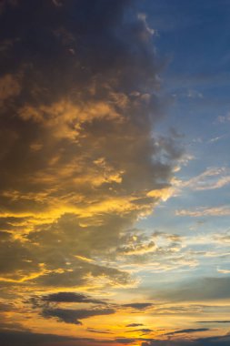 Günbatımı gökyüzü çok renkli bulutlarla. Dramatik alacakaranlık arkaplanı.