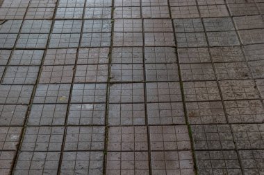 Şehirdeki granit kirli kaldırım taşları. Arka plan ve doku için kaldırım taşlarından yol. Granit kaldırım taşlarının eski yolu.