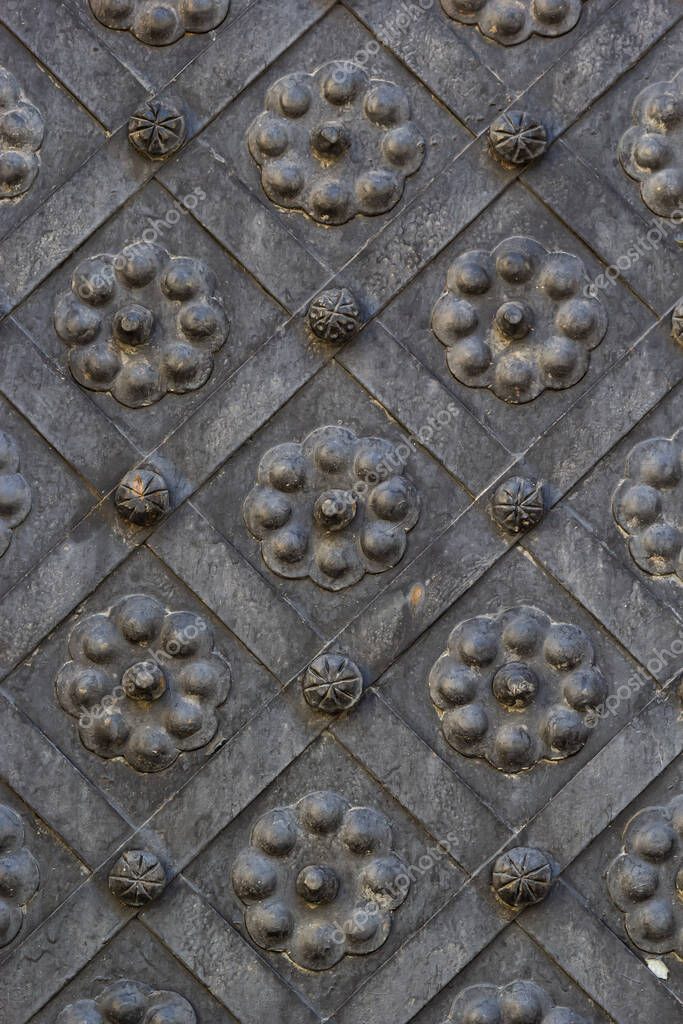 Una Vieja Puerta De Metal Puertas Forjadas Remaches En La Fachada De Una Puerta De Hierro