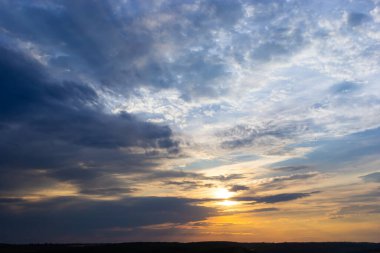 Günbatımı gökyüzü çok renkli bulutlarla. Dramatik alacakaranlık arkaplanı.