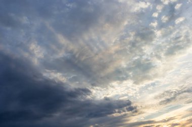 Gökyüzündeki bulutlar güneş tarafından aydınlatılıyor yaz akşamı. arkaplan.