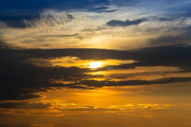 Günbatımı gökyüzü çok renkli bulutlarla. Dramatik alacakaranlık arkaplanı.