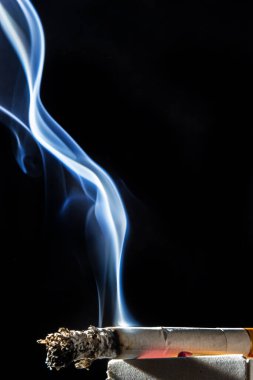 Sigara içmek balkon arka planında izole edilmiş. Sigara içilmiyor.