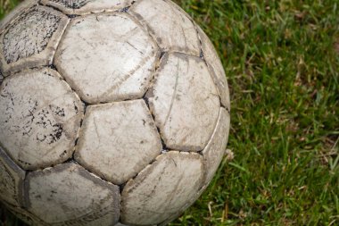 Futbol sahasının yeşil çimlerinde fotokopi alanı olan futbol topu.