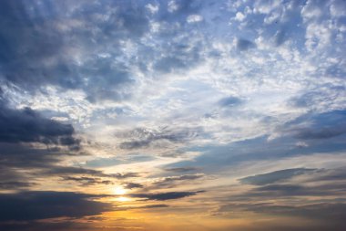 Günbatımı gökyüzü çok renkli bulutlarla. Dramatik alacakaranlık arkaplanı.